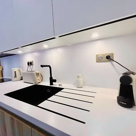 شقة 2-4pers 6'piedplage Terrasse Parking Wifi *